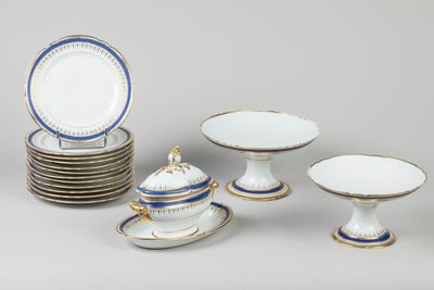 many plates and bowls that are sitting on a table