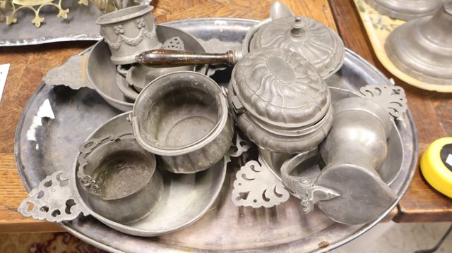 En étain – 3 écuelles, pot couvert, petits chaudrons, taste vin
