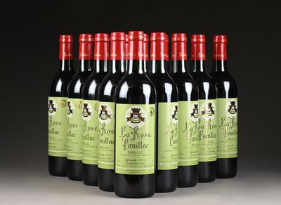 six bouteilles de vin rouge sont alignées