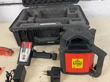 une boîte d'outils posée sur une table