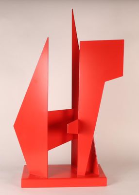 sculpture abstraite rouge sur fond blanc