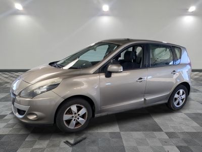 la photo d'une voiture argentée garée dans une salle d'exposition