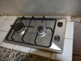 une cuisinière posée sur un sol carrelé