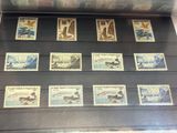 de nombreux timbres exposés sur une table