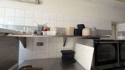 une cuisine équipée d'une cuisinière, d'un micro-ondes et d'un lave-vaisselle