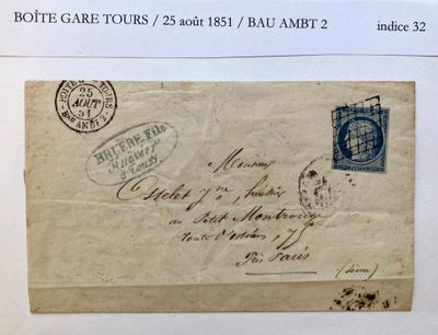 une vieille enveloppe sur laquelle est collé un timbre, posée sur une feuille de papier