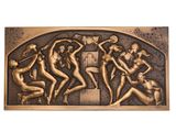 une image d'une plaque en bronze représentant un groupe de nus