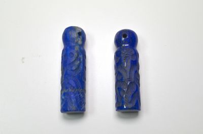 Un lot de deux cachets en lapis-lazuli, à décor de personnag…
