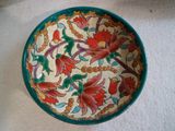un bol coloré orné de fleurs, posé sur une table