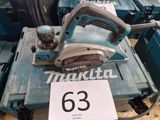 une machine bleue portant un numéro, posée sur une table