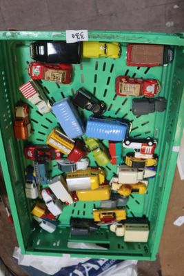 une boîte verte contenant tout un tas de petites voitures