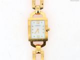 une image d'une montre-bracelet en or avec un cadran blanc