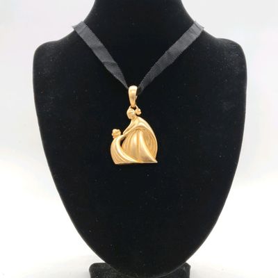 LANVIN PARFUMS. Pendentif "Arpège" en métal doré représentan…