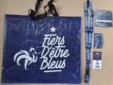 un sac bleu muni d'un cordon, d'une lanière et d'étiquettes pour lanière