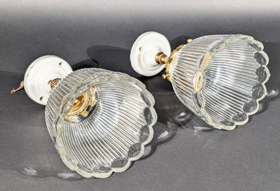 PAIRE DE PETITS PLAFONNIERS en bronze doré et porcelaine à t…