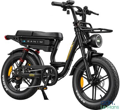 une trottinette électrique noire et jaune sur fond blanc