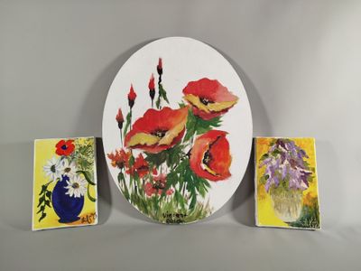 une assiette décorée d'un motif floral, à côté de trois cartes