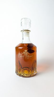 une bouteille de whisky posée sur une surface blanche
