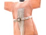un manteau couleur pêche sur un mannequin, avec une ceinture à la taille