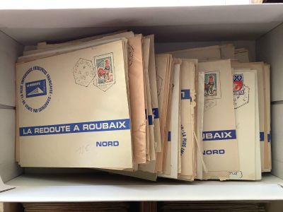 des boîtes de courrier sont empilées les unes sur les autres sur une étagère
