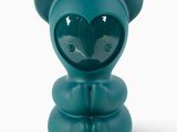 un petit ours en peluche bleu avec un cœur sur la tête