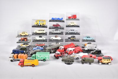 beaucoup de petites voitures et de camions dans une vitrine
