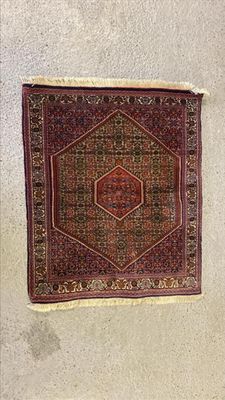 un tapis accroché au mur d'une pièce