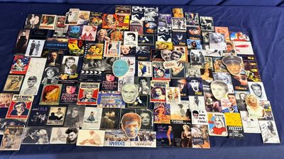 une grande collection d'affiches de cinéma variées posées sur une couverture bleue