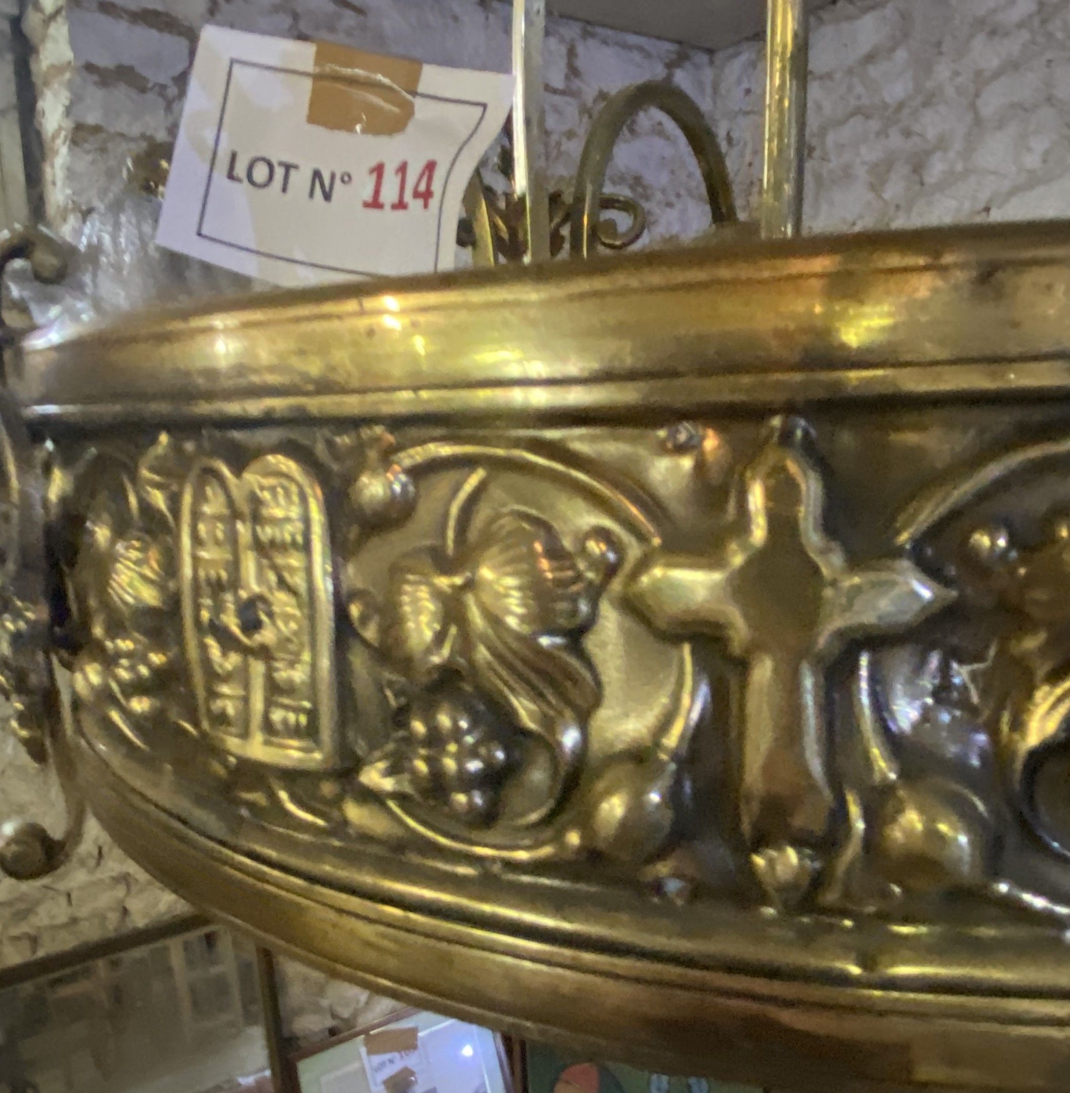 Importante suspension en bronze doré (83X88Ht) et à 5 feux (4 tulipes en verre pressé-moulé) dont ornée de mufles de ...