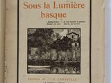 un vieux livre posé sur une table à côté d'un mur blanc