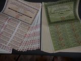 beaucoup de vieux billets de banque posés sur une table