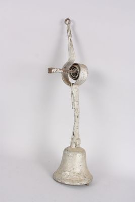 cloche en fer et bronze relaquée crème, h.