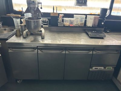 une grande cuisine équipée d'un mixeur et offrant beaucoup d'espace de plan de travail