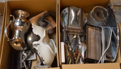 une boîte en carton remplie d'argenterie et d'ustensiles