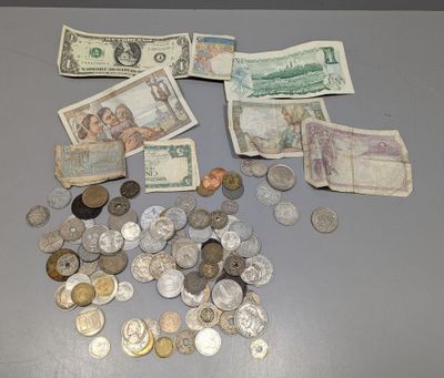 beaucoup d'argent sur une table avec beaucoup de pièces