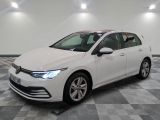la volkswagen golf blanche est garée sur un carrelage à carreaux