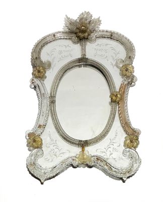 une photo d'un miroir accroché au mur