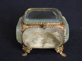une boîte en verre ornée d'un motif doré