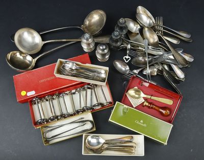 beaucoup d'argenterie sur une table où se trouve une boîte rouge
