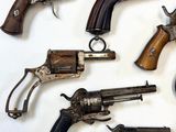 many different types of guns that are on the table
