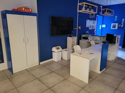Lot de mobilier de bureau en bois mélaminé blanc comprenant …