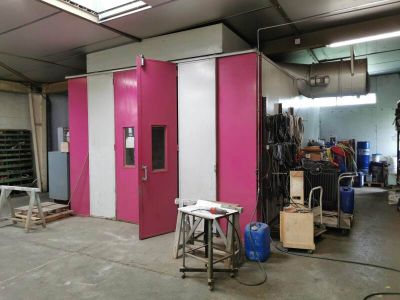 une pièce dans laquelle se trouve une porte rose et blanche
