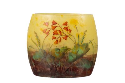 un vase en verre orné d'une peinture représentant des fleurs
