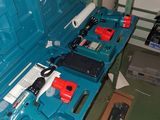 une boîte à outils bleue contenant des outils, posée sur une étagère