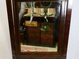 une petite armoire en bois avec un miroir à l'intérieur