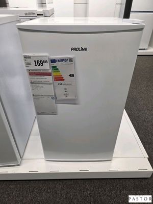 un réfrigérateur blanc exposé dans un magasin