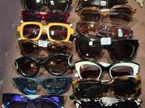 de nombreuses paires de lunettes de soleil exposées dans une vitrine