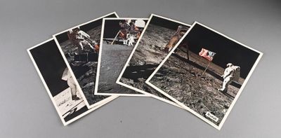 quatre photos en noir et blanc d'astronautes sur la Lune