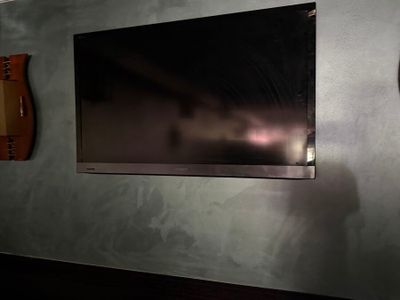 une photo d'une télévision à écran plat montée sur un mur