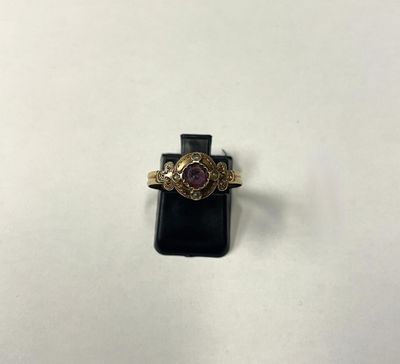un gros plan d'un téléphone portable sur lequel est posé une bague
